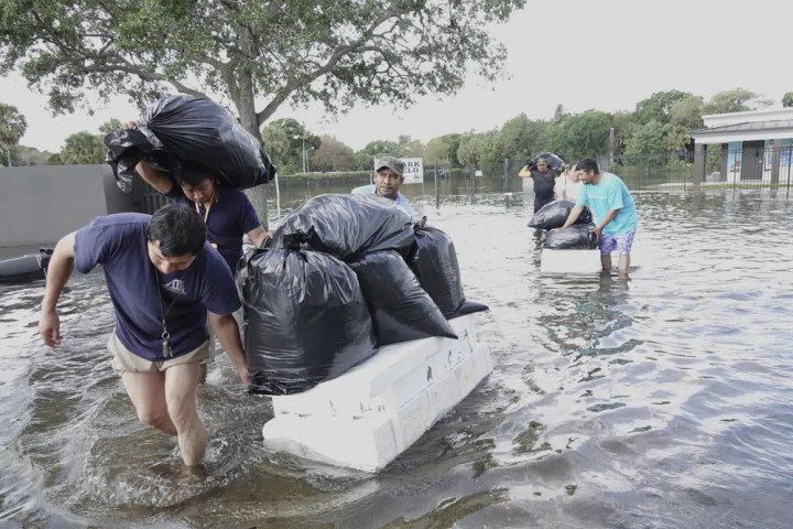 Torrential rains hit Florida, smashing records and stranding thousands - Vimarsana News