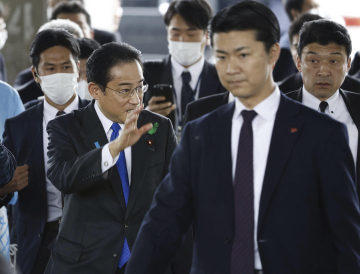 Japan’s prime minister unharmed after someone threw a ‘smoke bomb’ at him – National | 24CA News