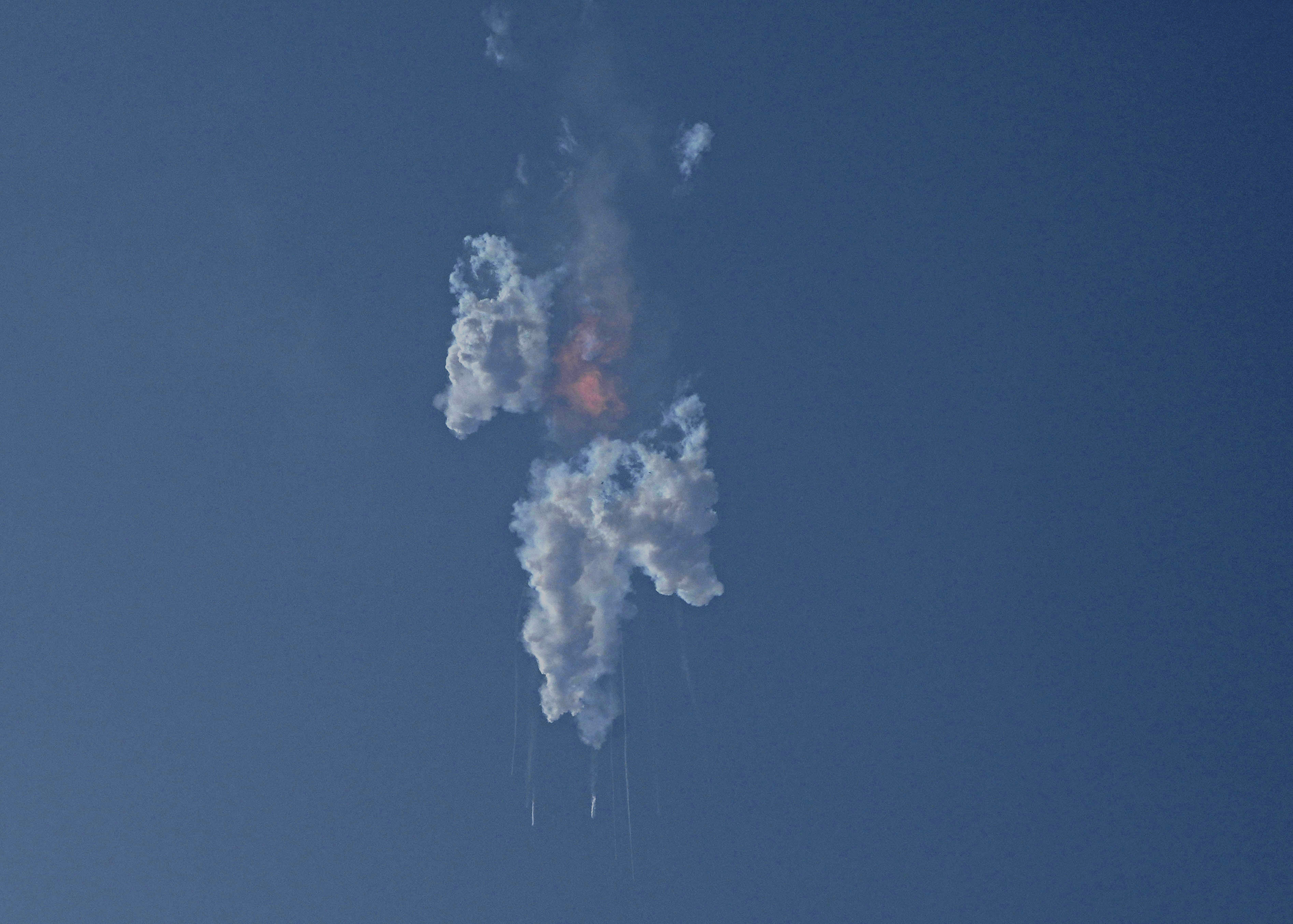 SpaceX rocket explodes during 1st test flight after booster fails to separate – National | 24CA News