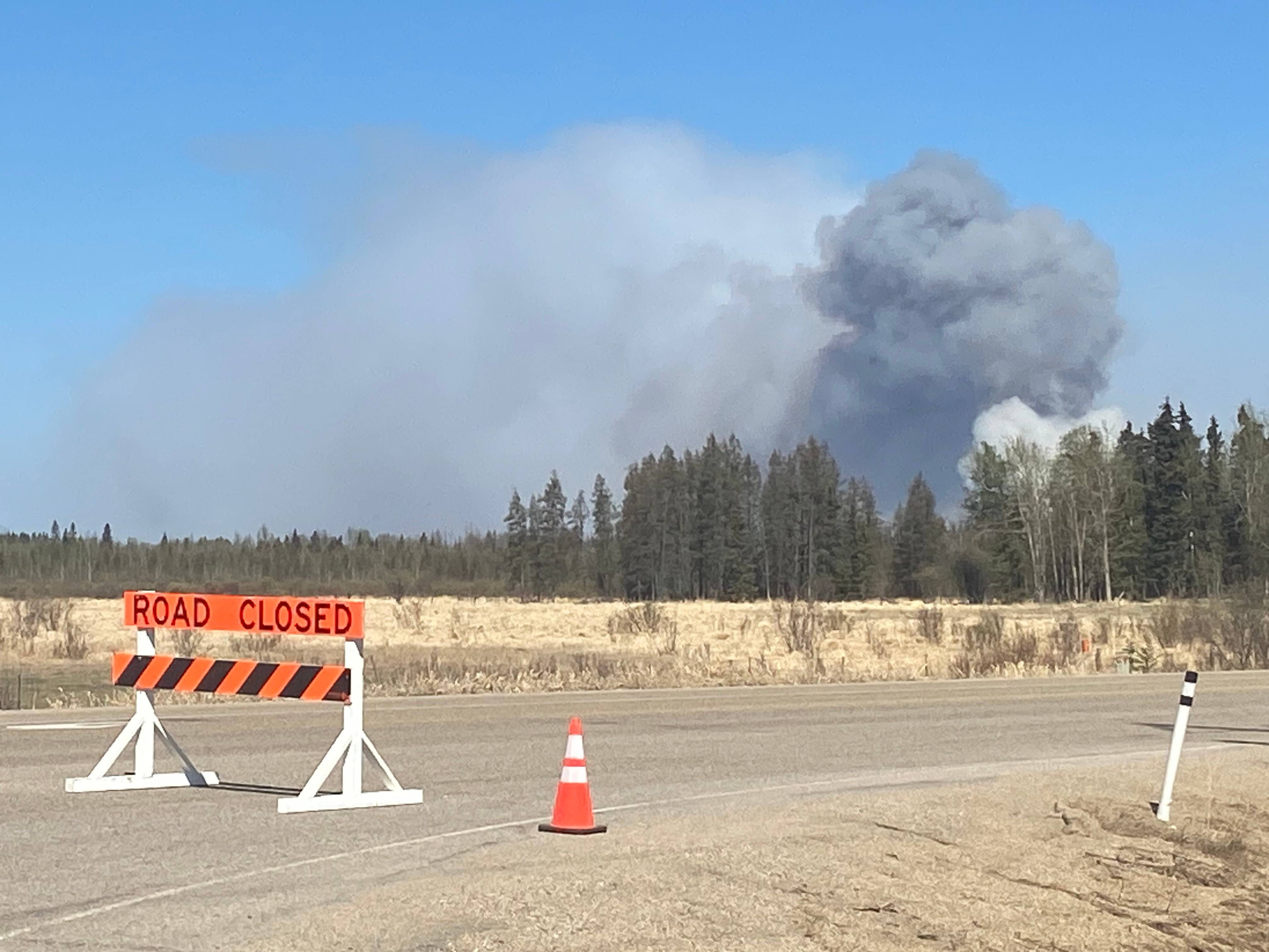 Drayton Valley residents forced out by wildfire head to evacuation centre in Edmonton - Vimarsana News