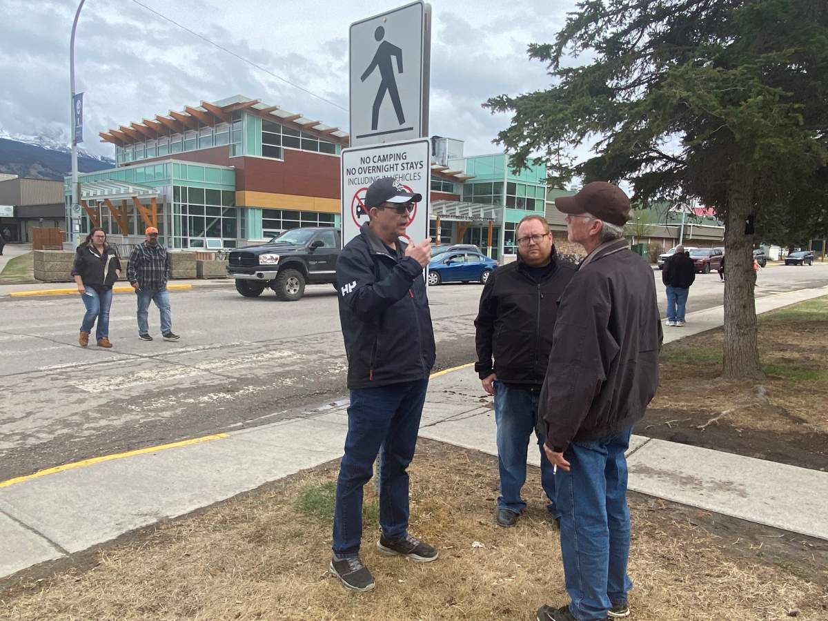 Mayor Kevin Zahara of Edson and Mayor Wade Williams talking to evacuees in Jasper.