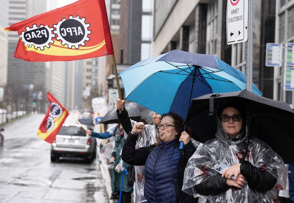Canada’s federal workers vote to ratify deals that ended strike: PSAC  | 24CA News