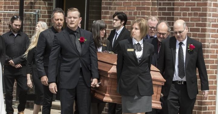 La famille et les amis se réunissent lors des funérailles privées de Gordon Lightfoot à Orillia, en Ontario.