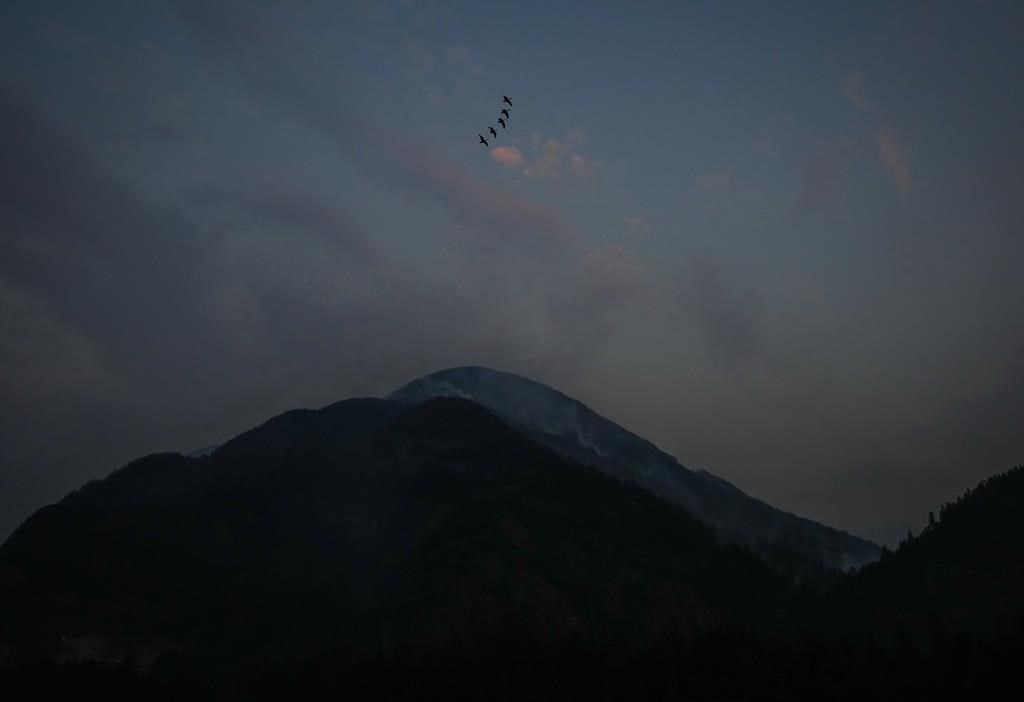 s the Flood Falls Trail wildfire burns on a mountain in Hope, B.C., Mon. Sept. 12, 2022.