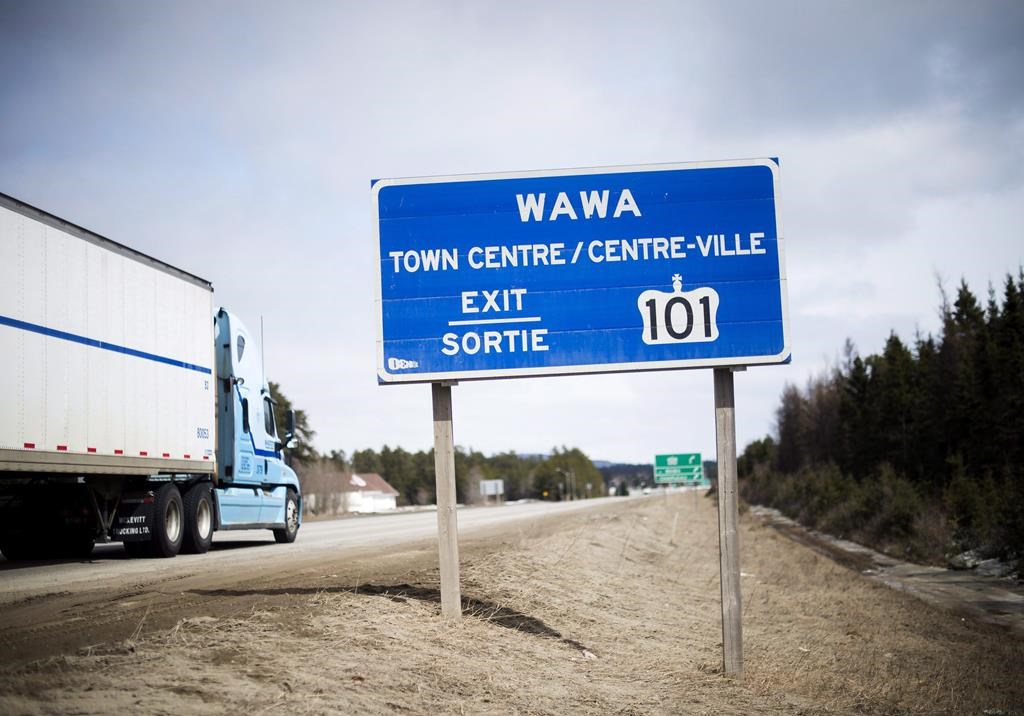 провинциална полиция твърдят че са обвинили двама души в убийство