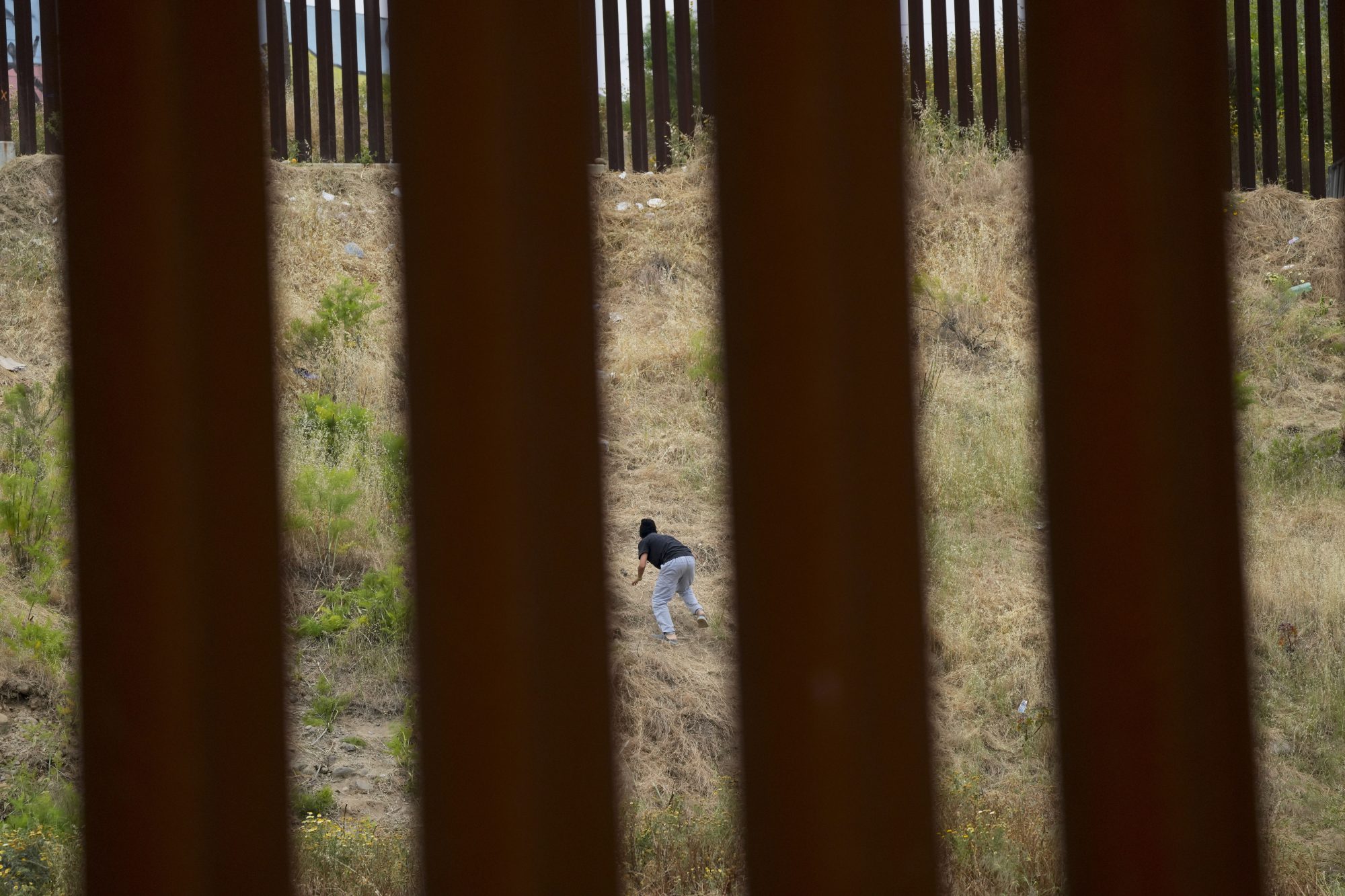 U.S. border appears calm after Title 42 ends, but anxiety remains for migrants – National | 24CA News