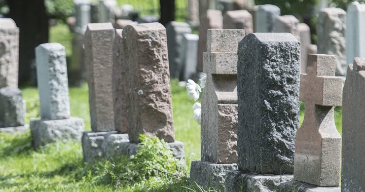 Член на семейството е обвинен за предполагаемо издълбаване на име върху надгробен камък в Онтарио