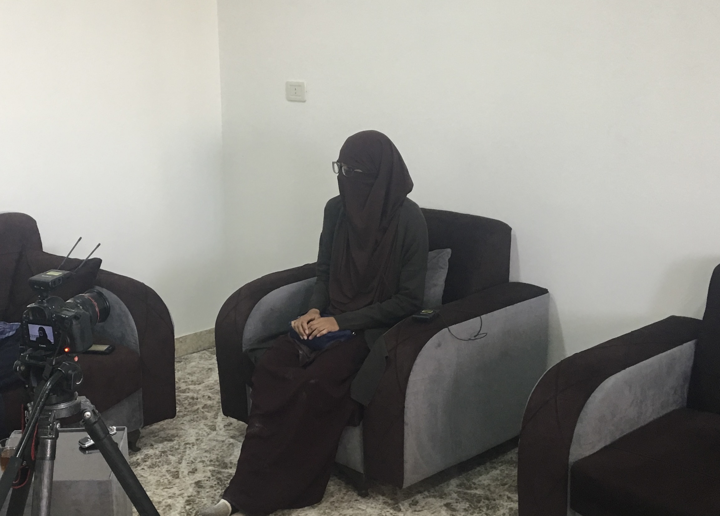 A Montreal woman who joined ISIS speaks to Global News in Syria in 2018. She has now returned to Montreal.