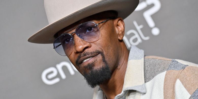 Jamie Foxx seen waving to fans in 1st appearance since medical crisis