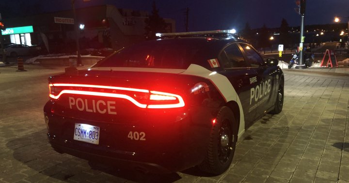Евакуирани жители от Бари, Онтарио. улица за полицейско разследване