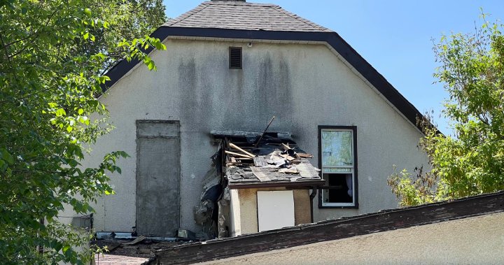 Firefighters battle blaze in Winnipeg house on Pritchard Ave  | Globalnews.ca