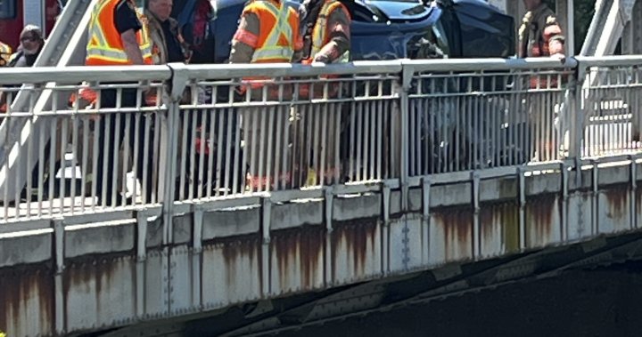 Vehicle flips onto side along bridge near London, Ont. downtown – London | Globalnews.ca