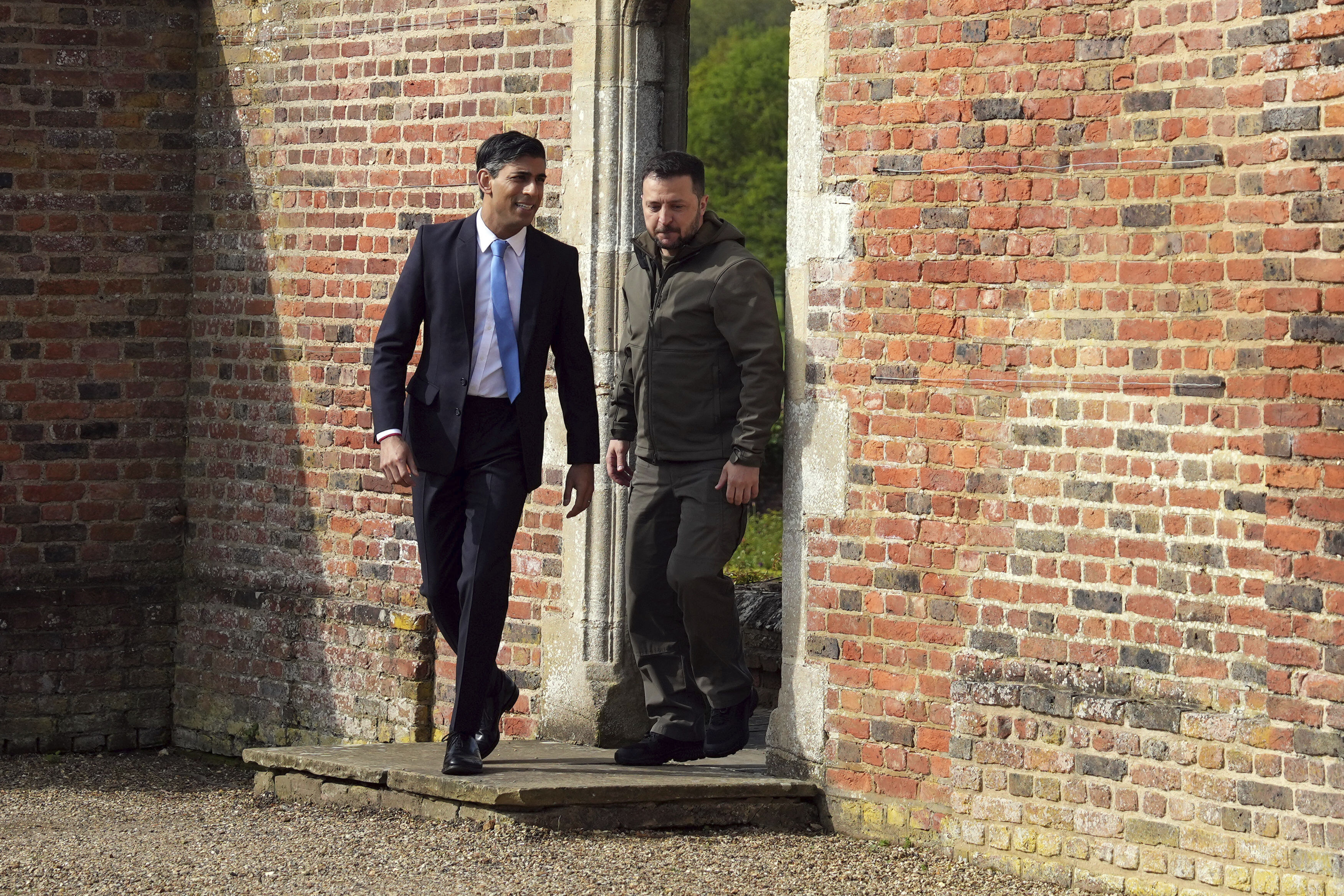 Ukraine secures pledge of long range drones as Zelenskyy visits U.K. – National | 24CA News