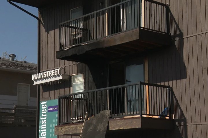 Calgary fire crews extinguish balcony blaze at southwest apartment building