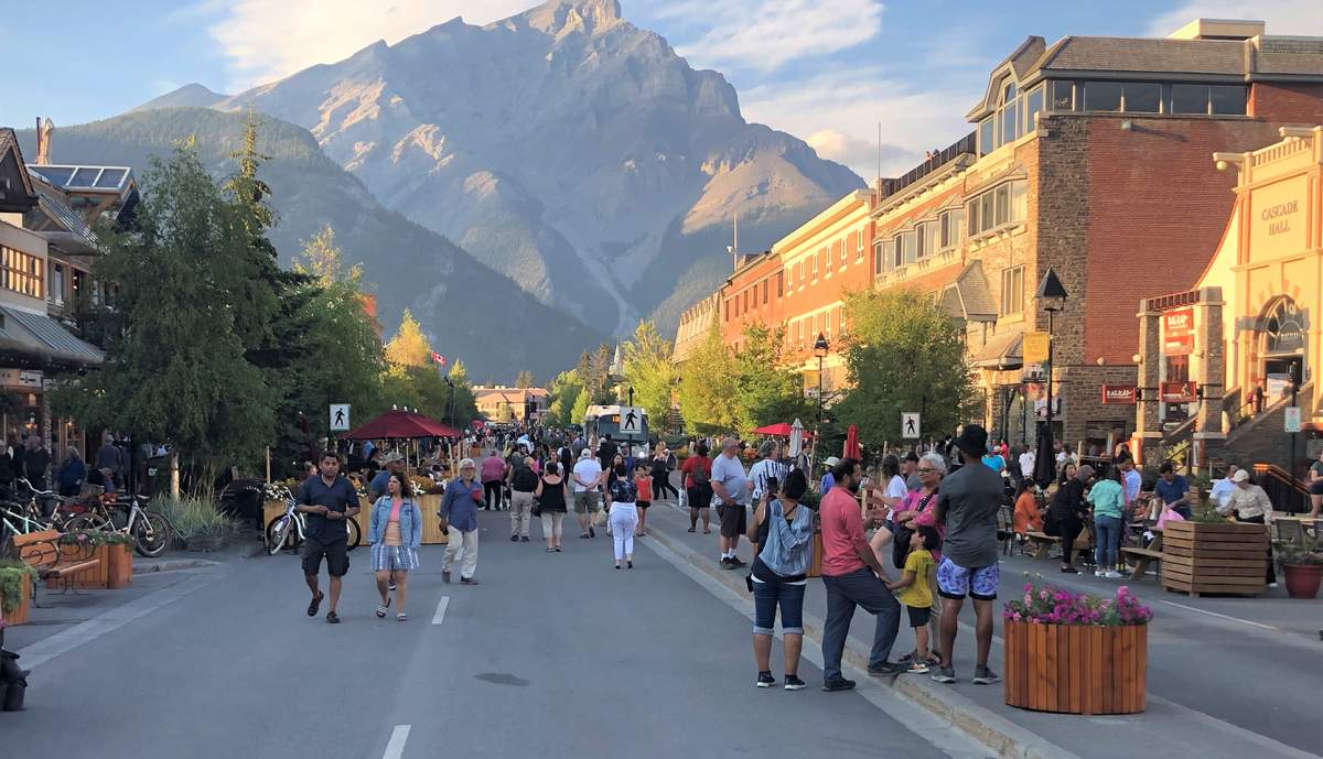 File: Pedestrian zone along Banff Avenue in Banff, Alta.