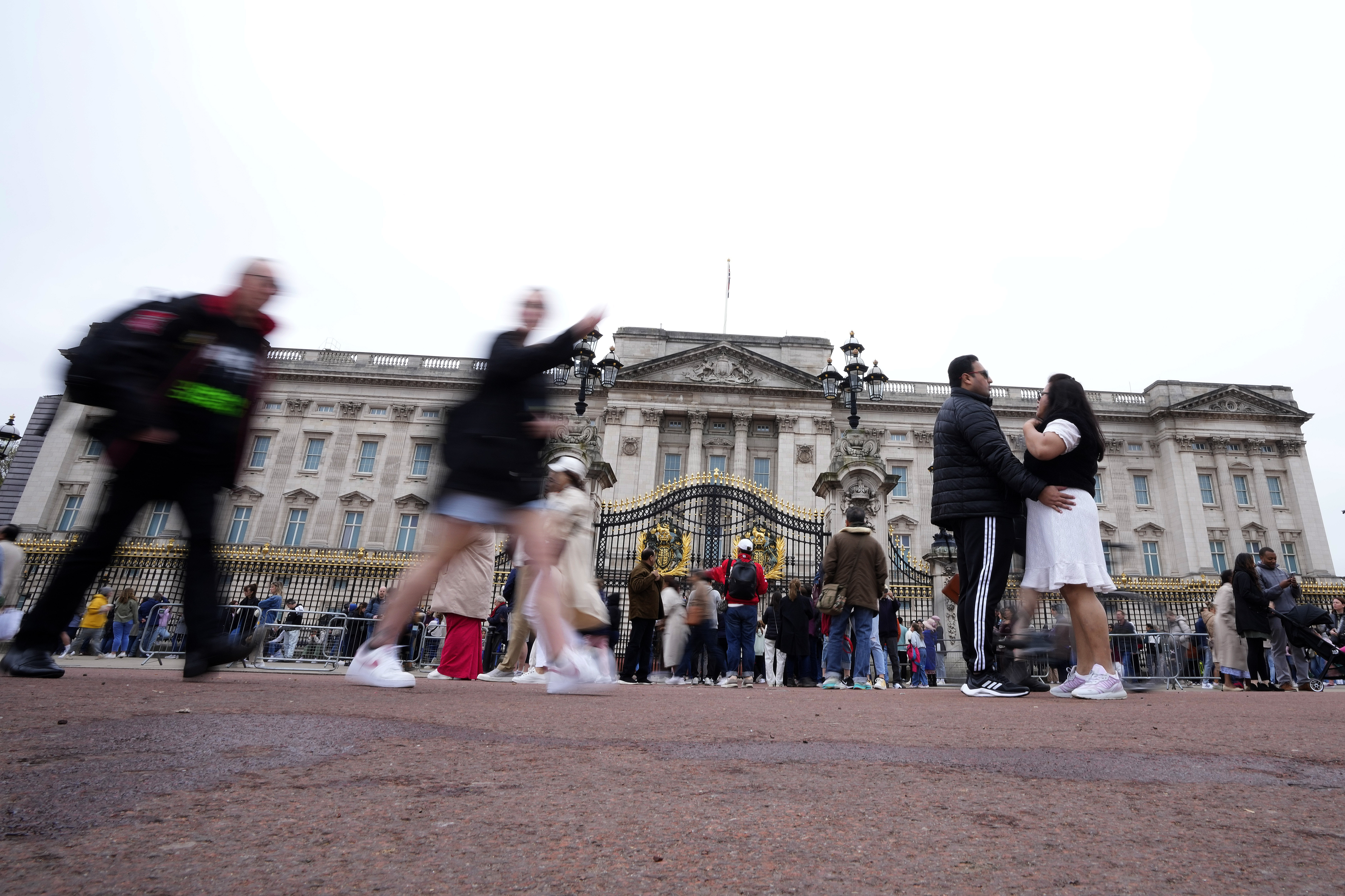 London police arrest man outside Buckingham Palace over suspected weapon – National | 24CA News
