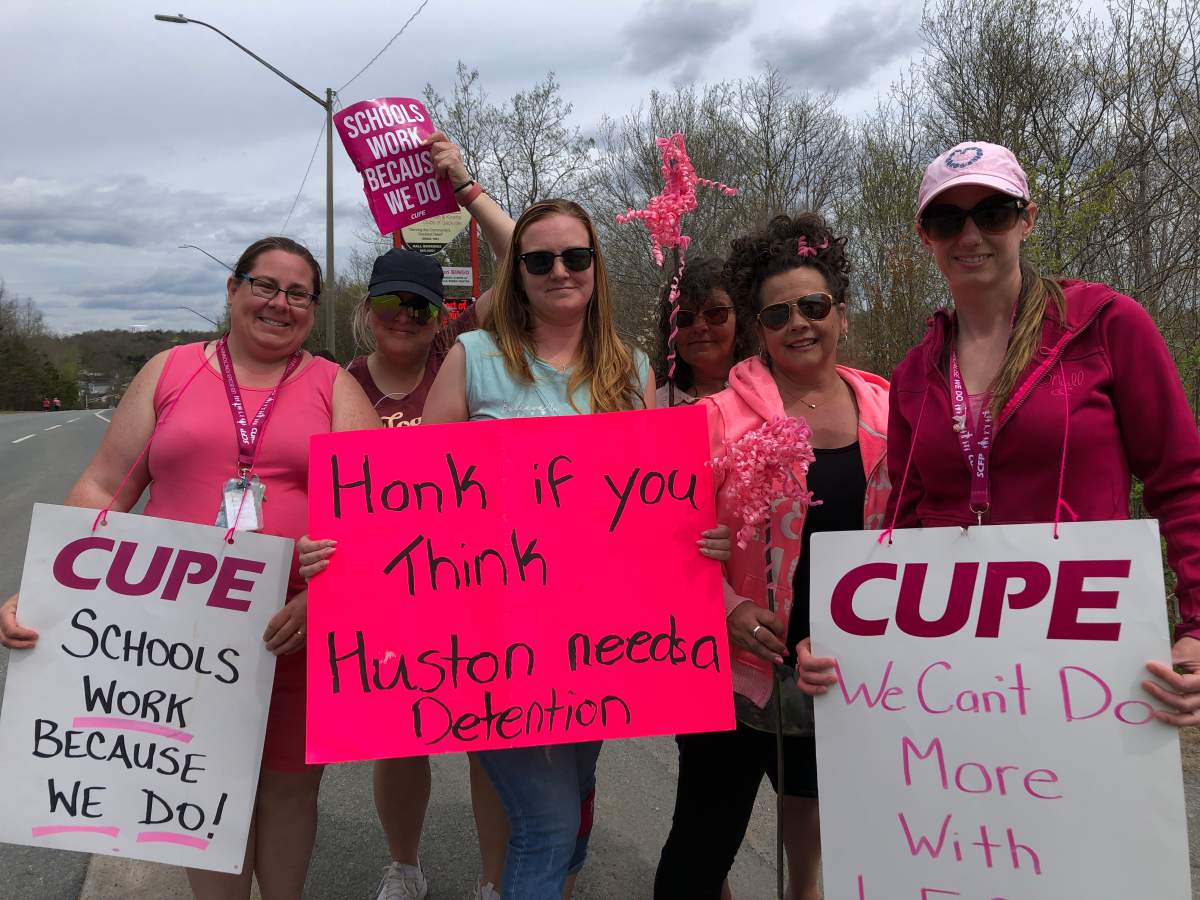 EPA Kayleigh Smith holds a sign that says “Honk if you think Houston needs a detention.”