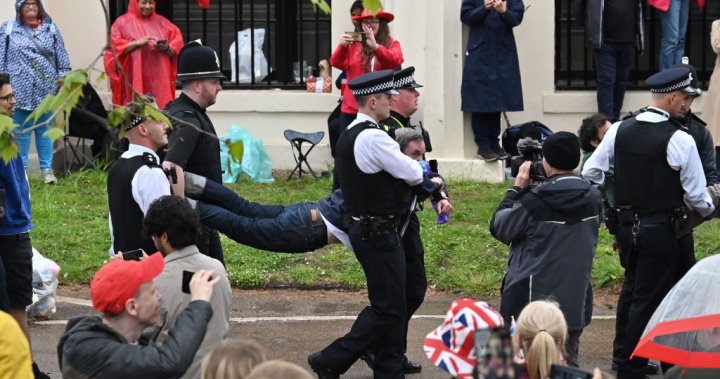 Le chef d’un groupe anti-monarchie arrêté lors du couronnement du roi Charles – National