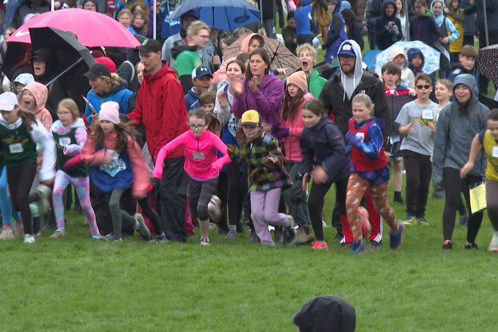 Thousands of students take part in Kingston, Ont. road race