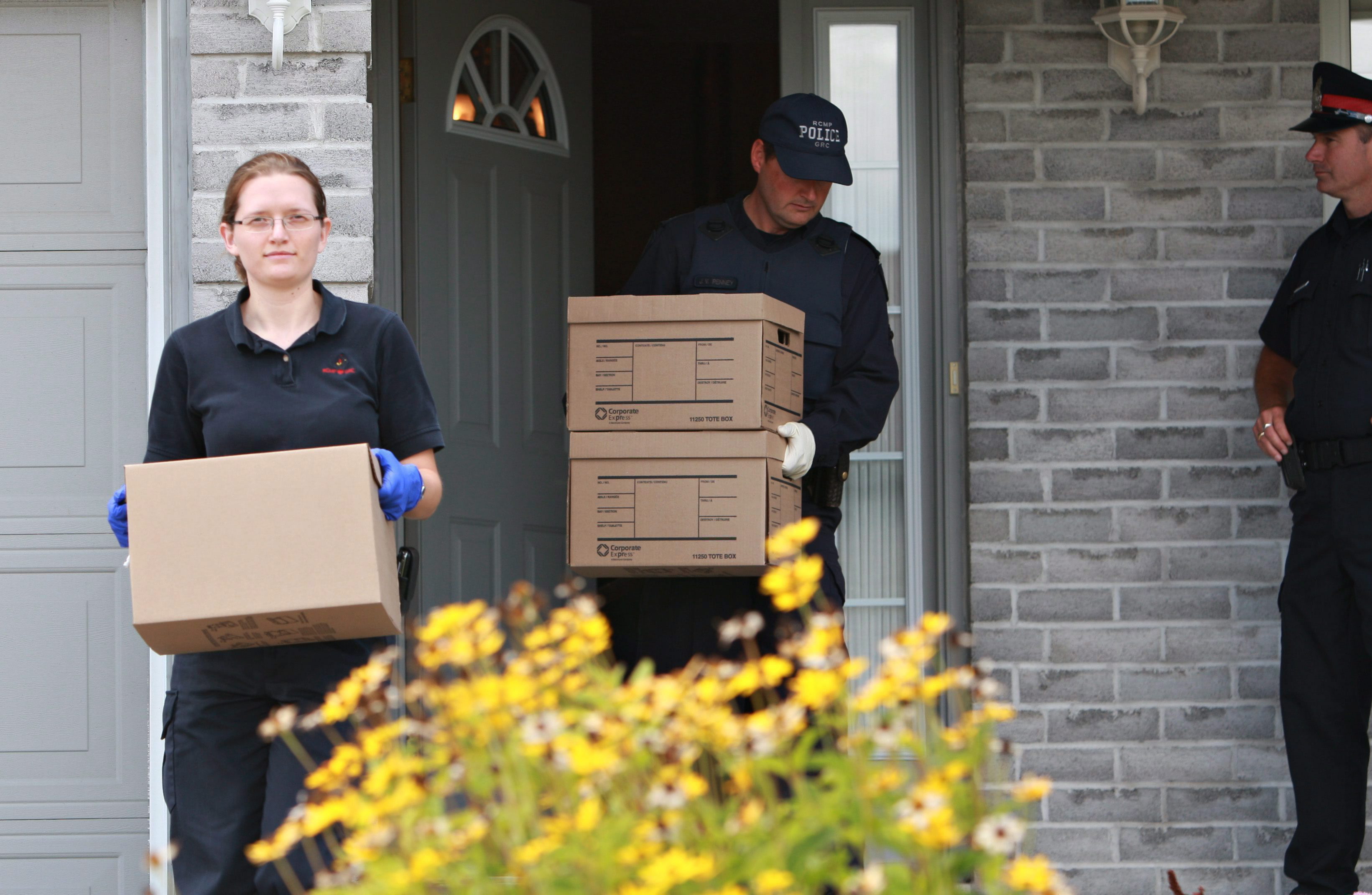 RCMP removes evidence from London, Ont. home following arrests of Hiva Alizadeh and two others, August 26, 2010. THE CANADIAN PRESS/Dave Chidley