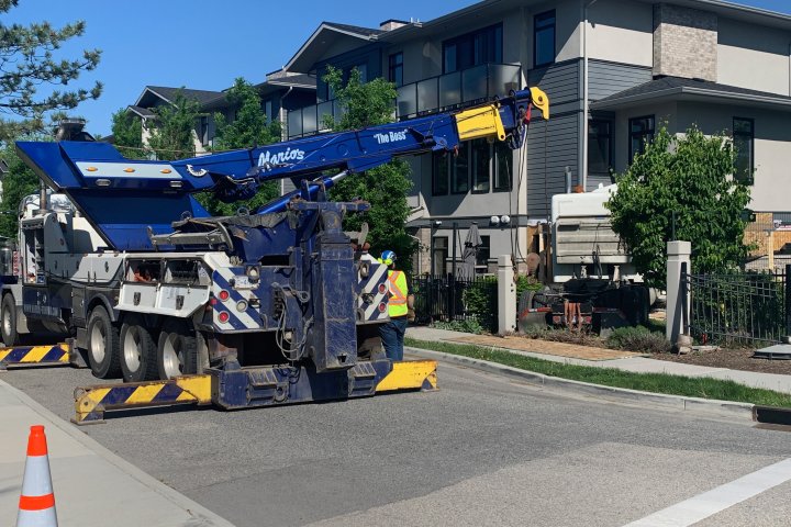 Semi-truck lodged in Kelowna townhouse removed after over a month