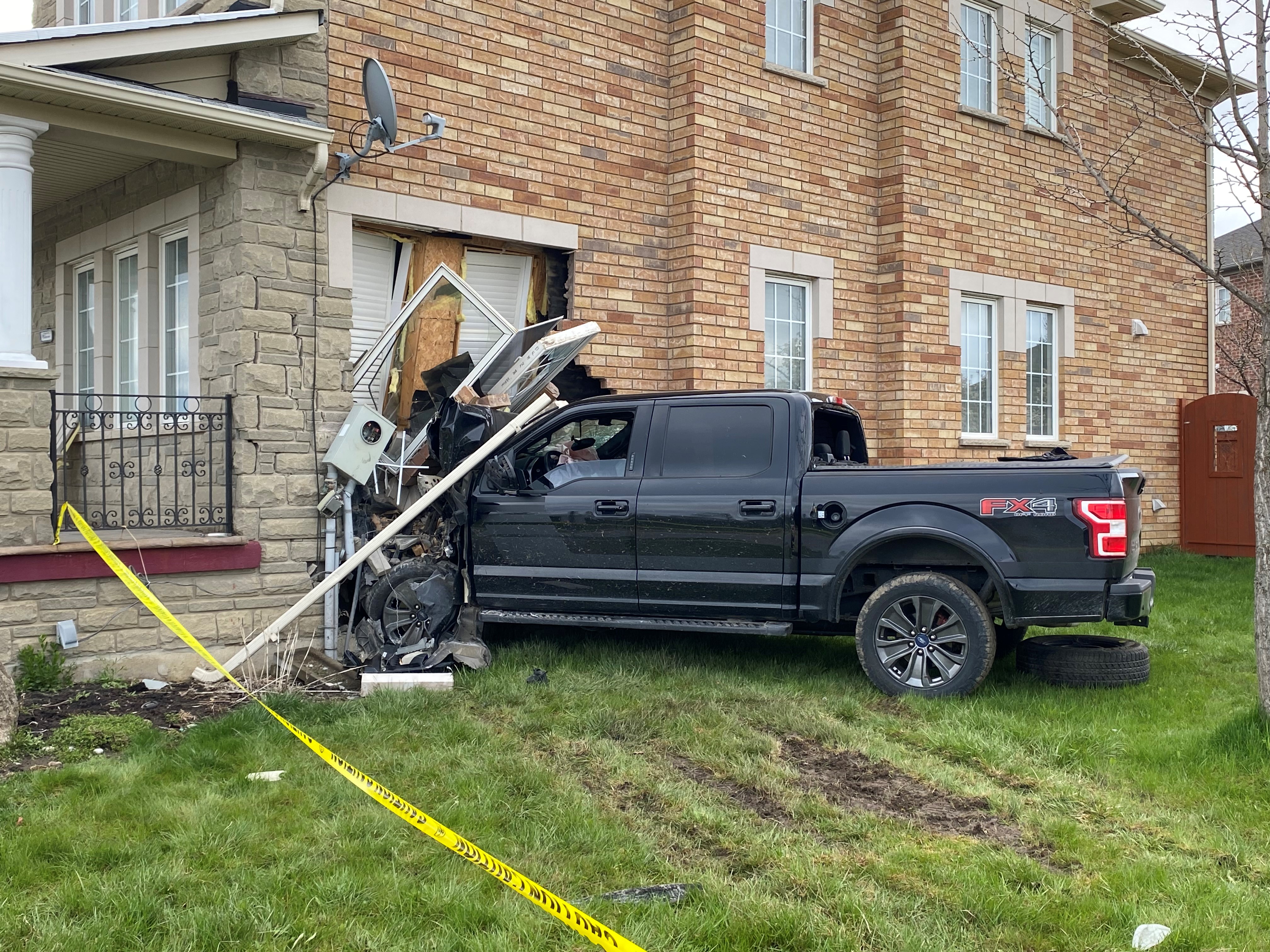 Pickup truck crashes into Brampton home injuring young girl, passenger – Toronto | 24CA News