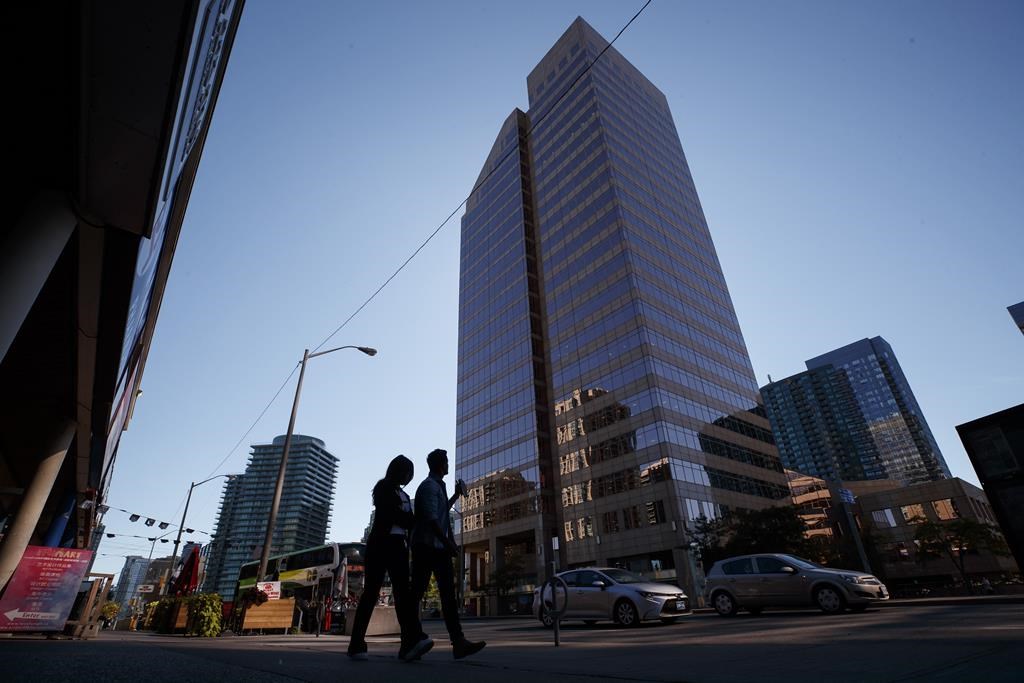 Почти половината от жените и трима от всеки 10 мъже