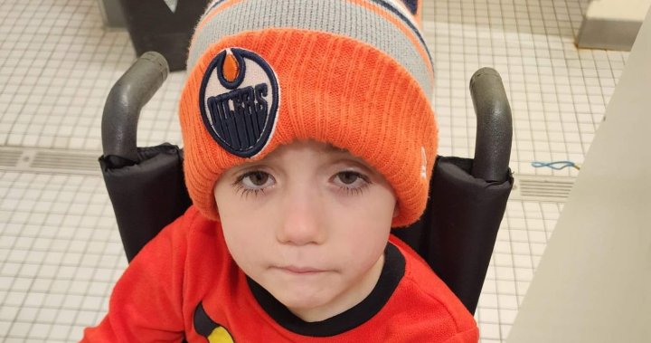 Шестгодишният Картър Буржо завладя сърцата на феновете на НХЛ докато
