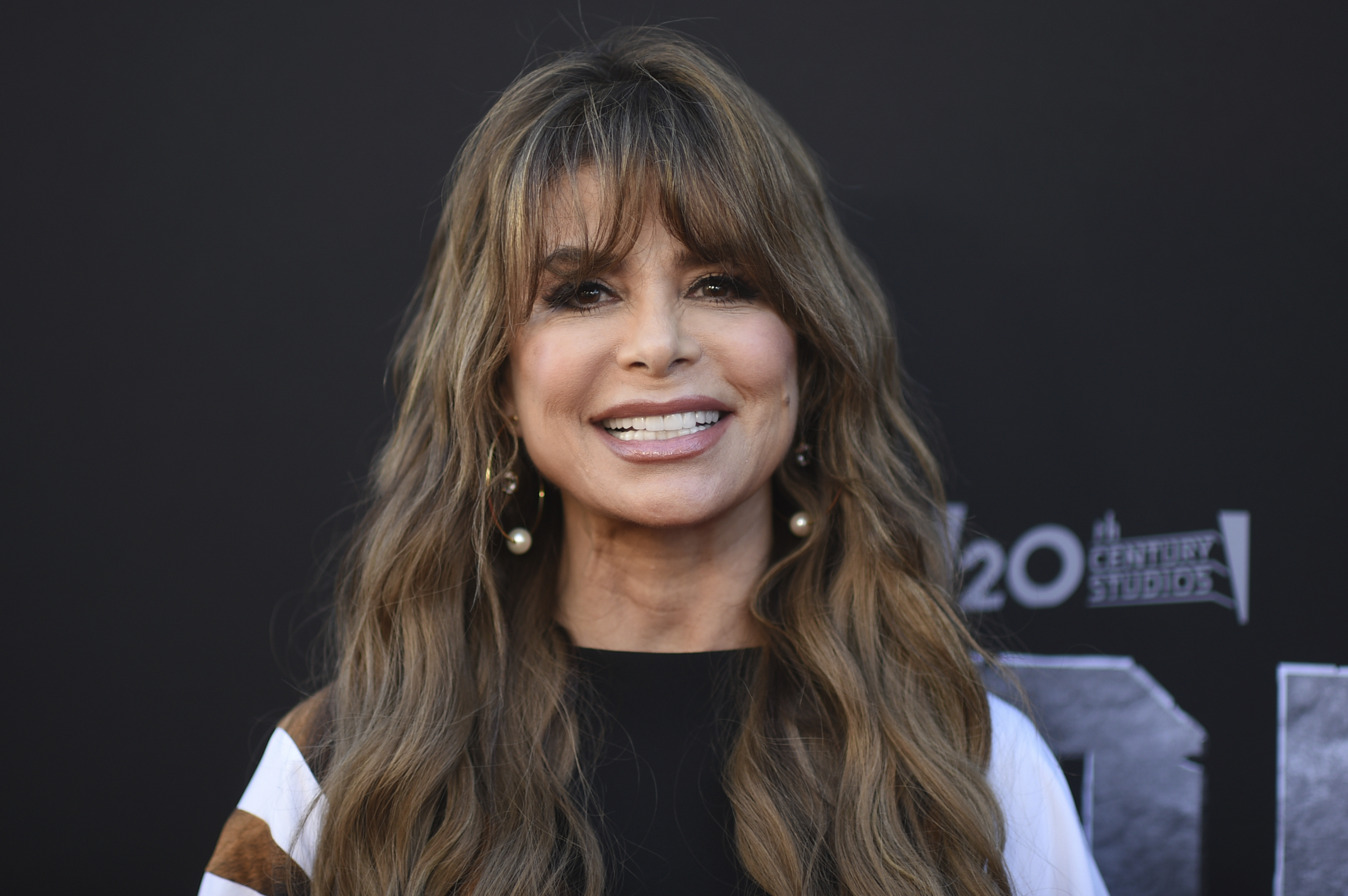 Певица танцьорка хореограф и телевизионна личност да това е дълъг