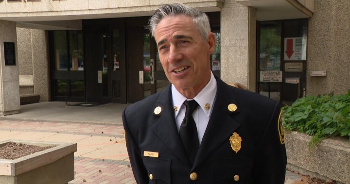Шефът на пожарната в Саскатун Морган Хакъл обявява пенсиониране
