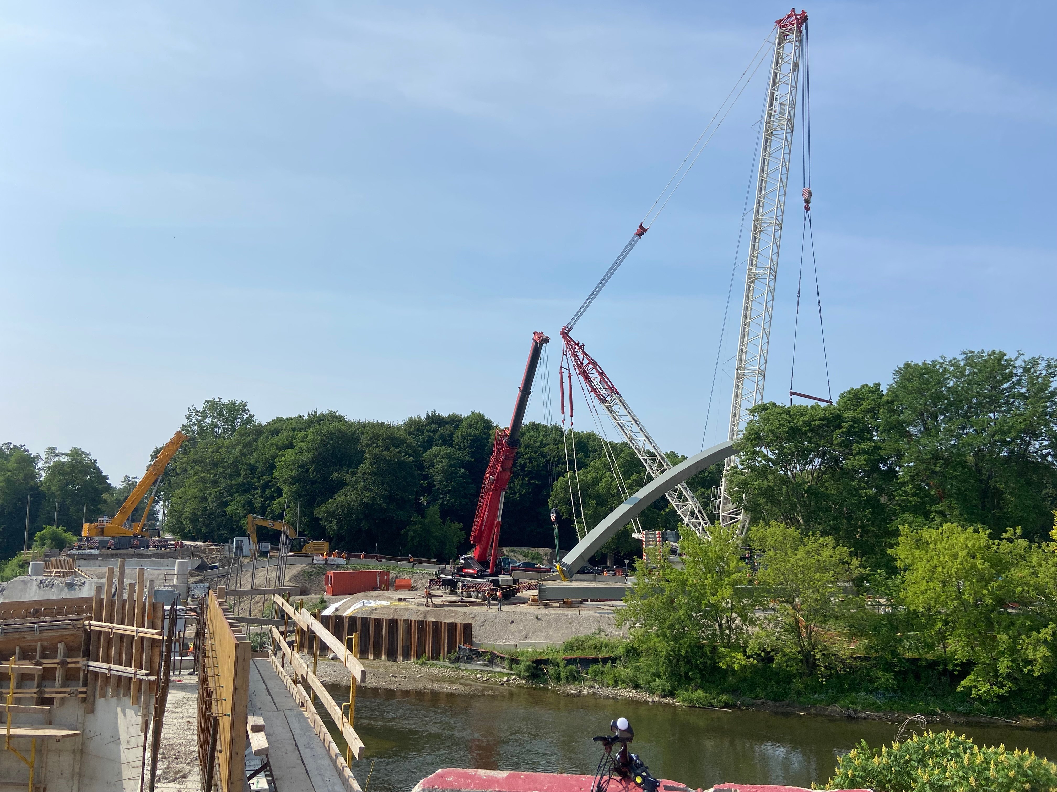 Rare use of 'mega crane' in Victoria Bridge reconstruction attracts large crowds - London - Vimarsana News