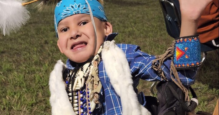Young dancer with limited mobility moves crowd at Kahkewistahaw powwow  | Globalnews.ca