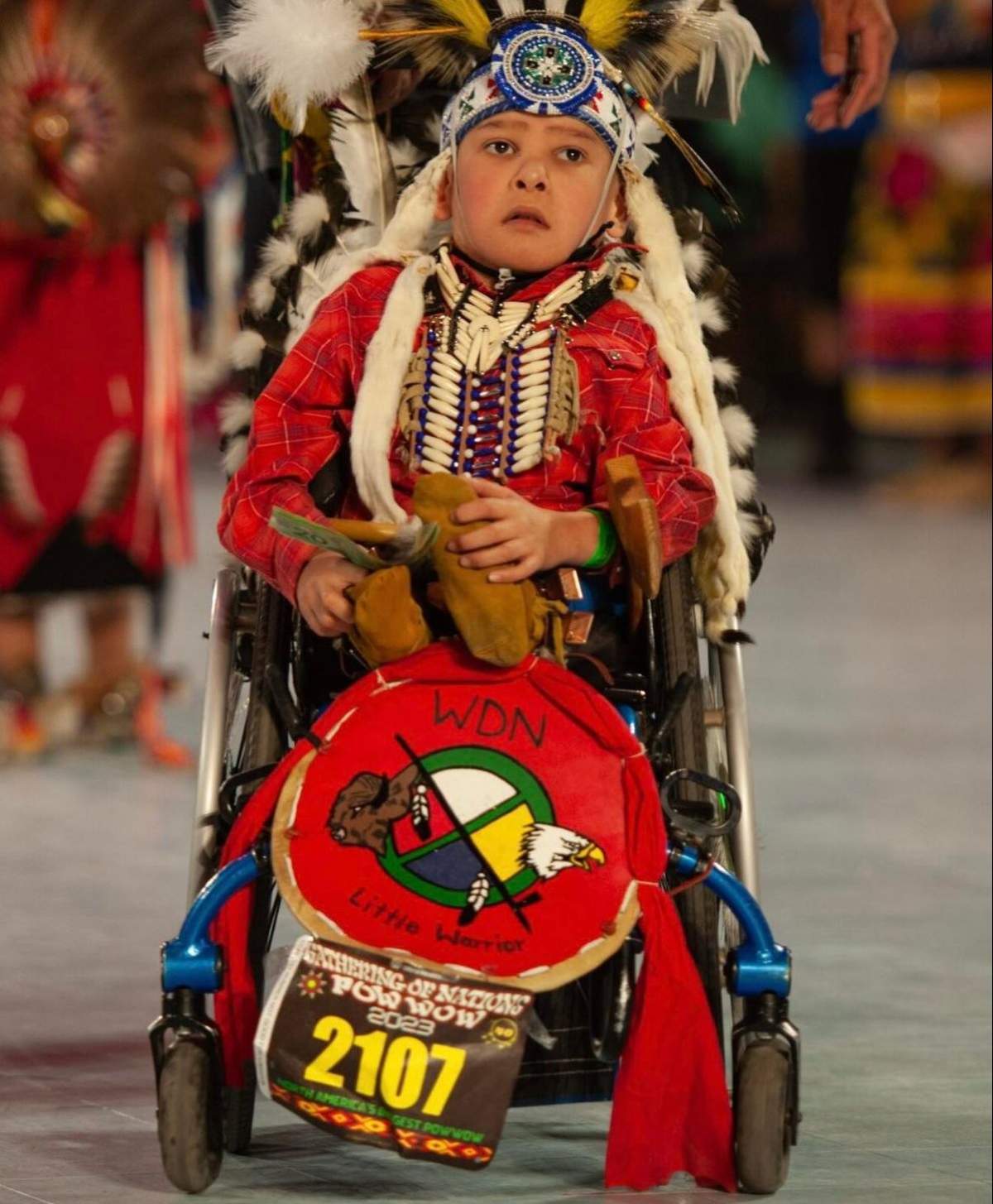 Young dancer with limited mobility moves crowd at Kahkewistahaw powwow - image