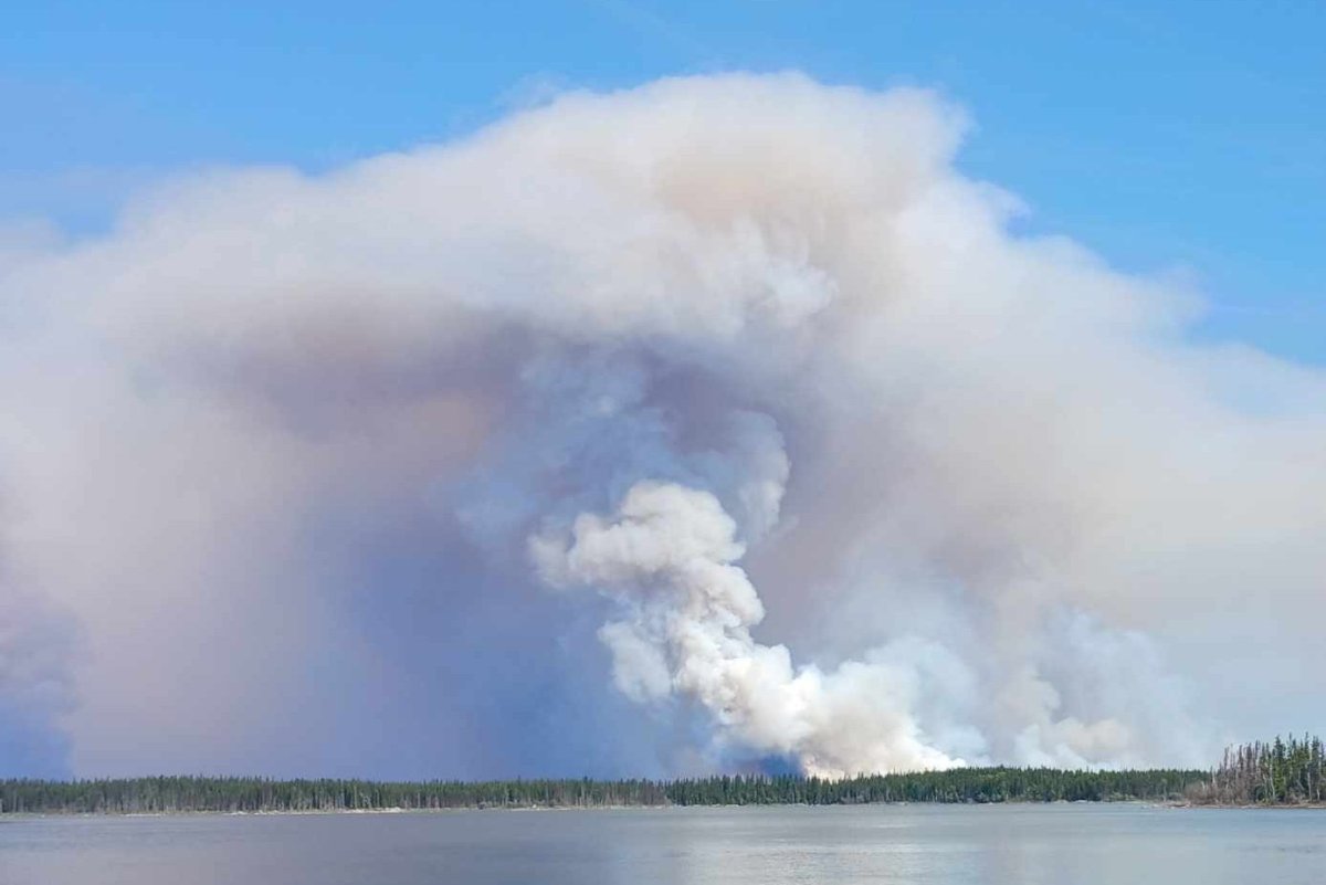 Evacuation order issued in Leaf Rapids as wildfire closes in - image