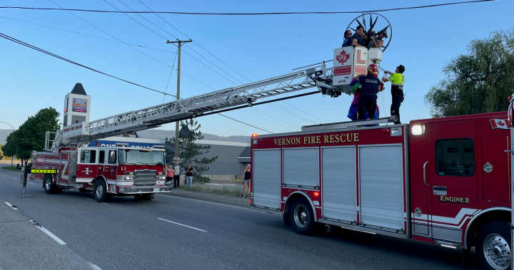 Paraglider rescued after getting entangled during emergency landing in Vernon – Okanagan | Globalnews.ca