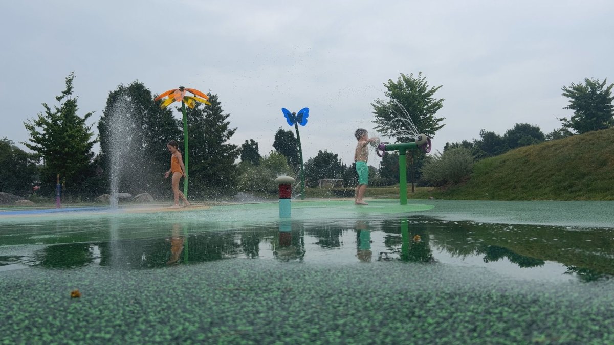 Children playing in the new splash pad at de Deauville park in Pierrefonds on June 29, 2023.