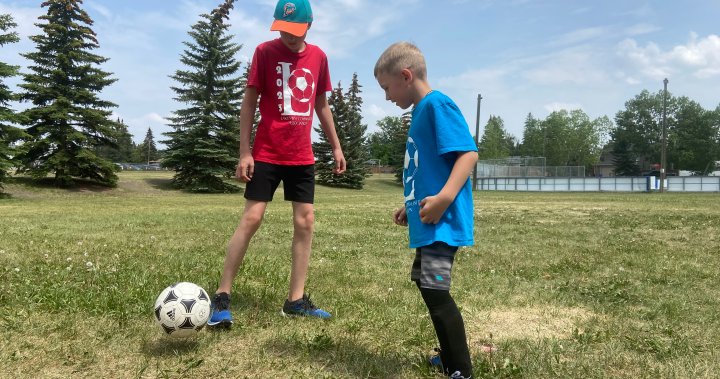 Refugee kids shine on Calgary soccer pitch thanks to community association  | Globalnews.ca