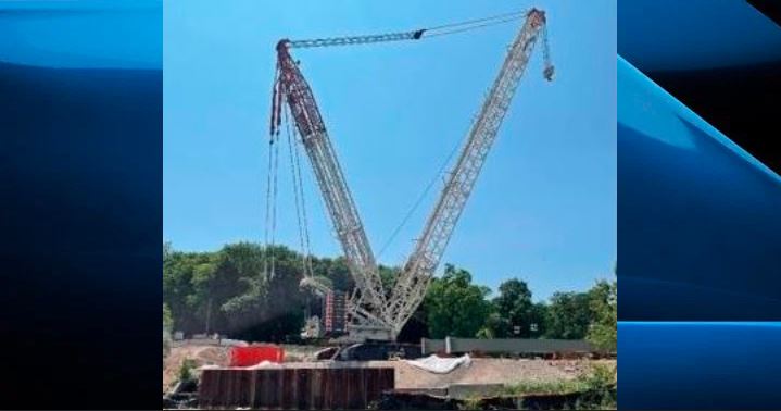 The fully assembled 650-tonne crane secured for lifting the arches.