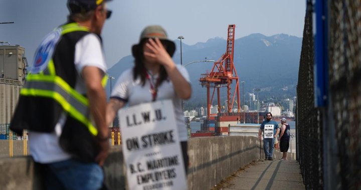 Moe takes to Twitter after B.C. port workers hit the picket lines again