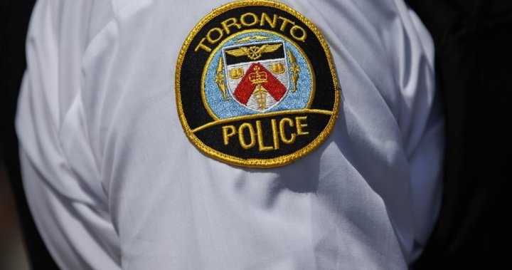 Полицай от Торонто е бил откаран спешно в болница след