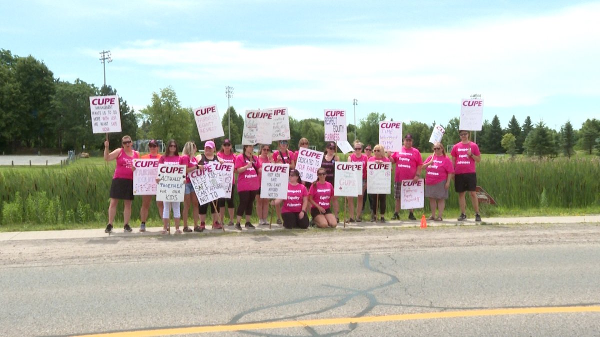 In a narrow vote, just more than half of the child welfare workers at Family and Children Services in Lanark, Leeds and Grenville decided to end their strike. 