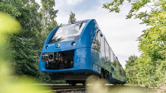 Coradia iLint, çekiş için elektrik gücü üreten bir hidrojen yakıt hücresi ile çalışan bir yolcu trenidir.
