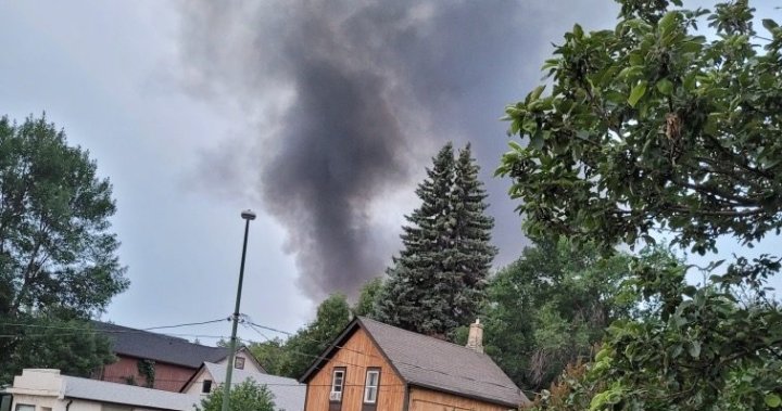Winnipeg residents affected by Sutherland fire decry emergency response amid confusion, panic – Winnipeg | Globalnews.ca