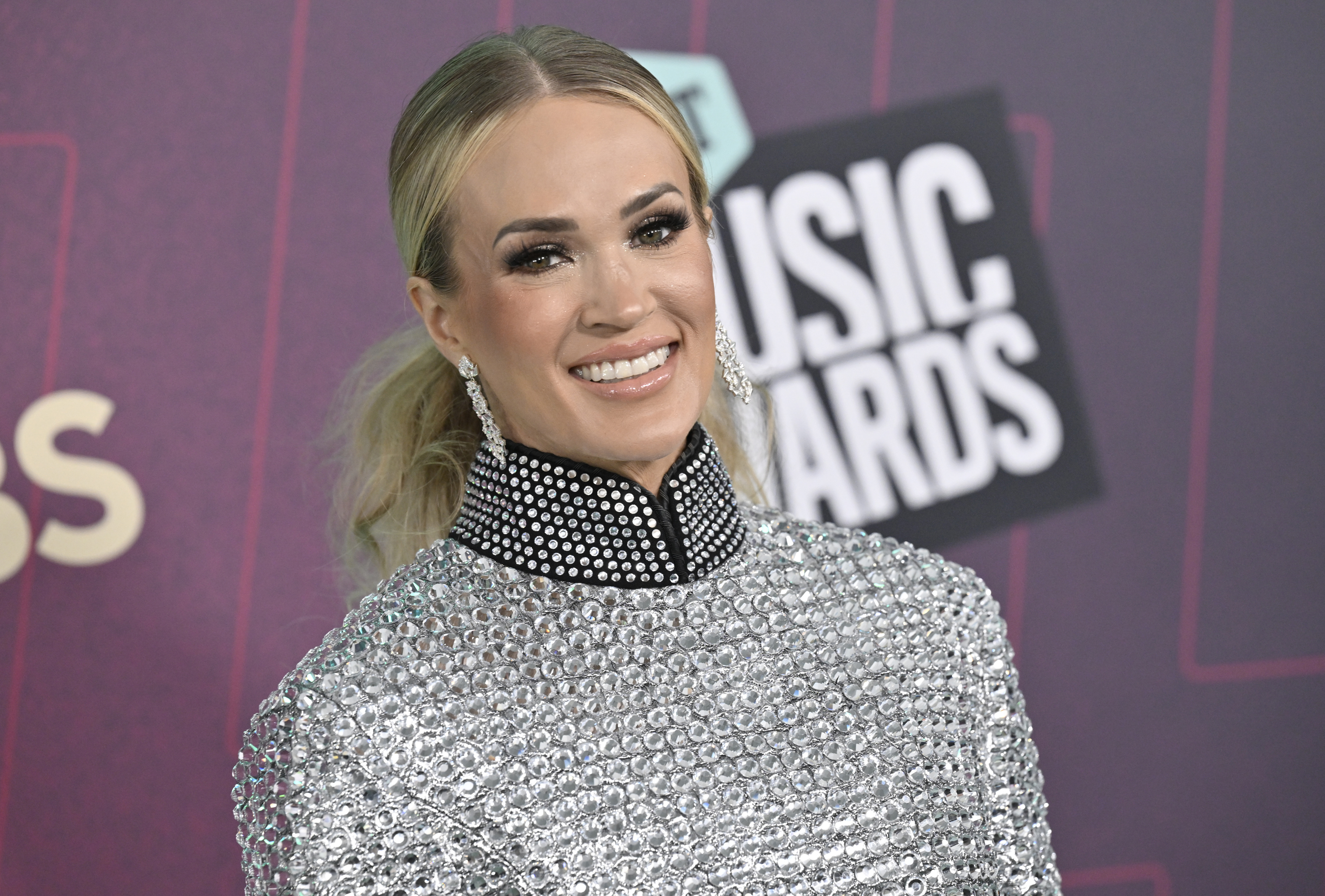 Carrie Underwood Gets Matching Tattoos With Her Mom + Sisters