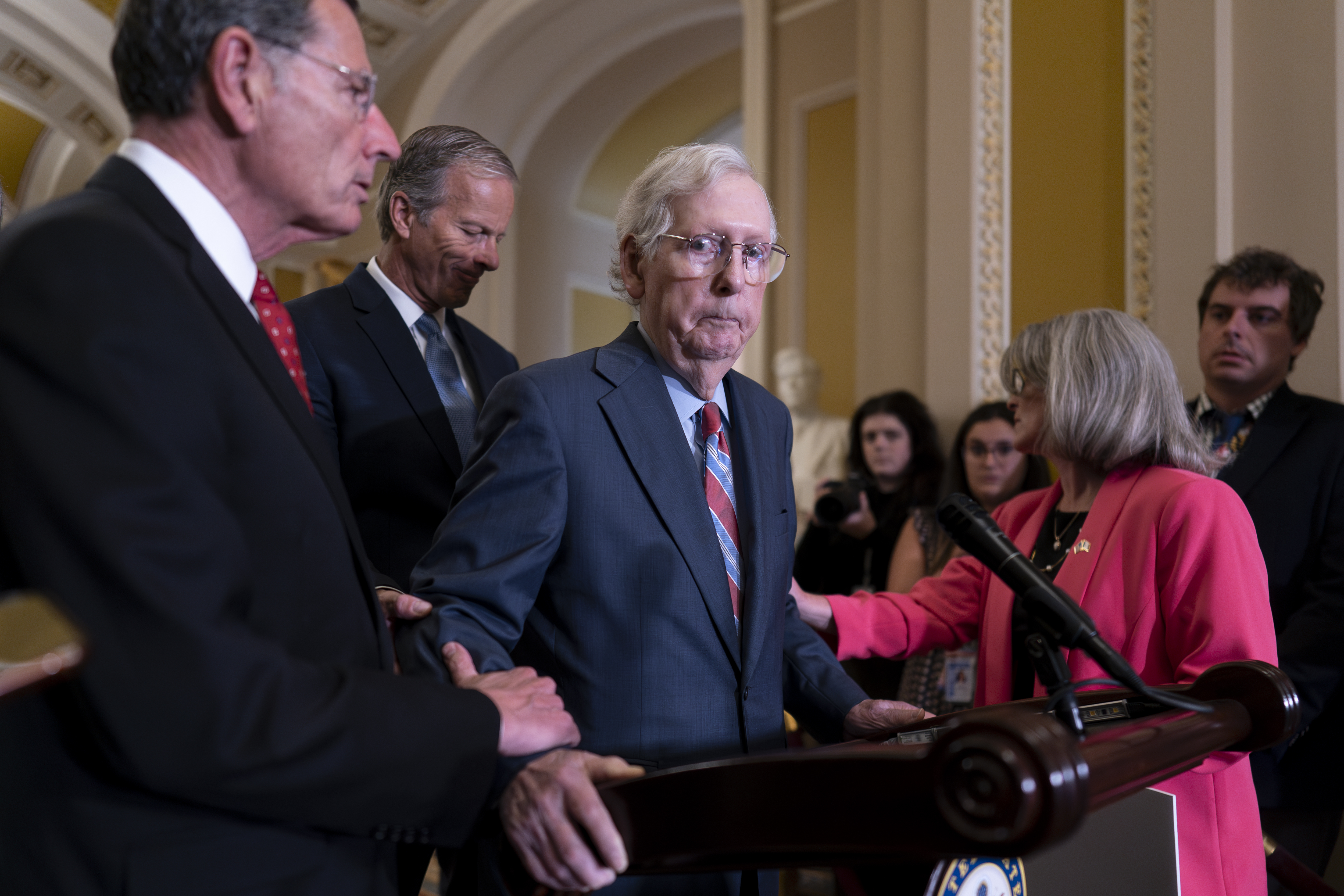 McConnell freezes up again during Kentucky news conference