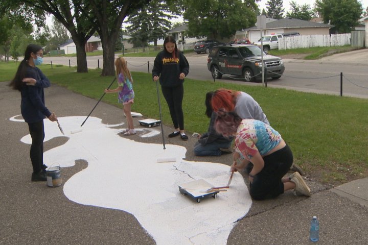 Indigenous and non-Indigenous youth ‘breaking barriers’ with new Calgary mural