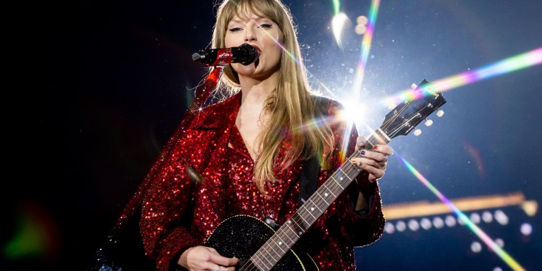 Taylor Swift Fans Create Makeshift Concert On Airplane During Post-Concert Flight Delay