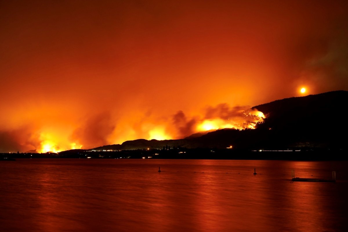 Eagle Bluff wildfire near Osoyoos, B.C., captured by Global News ...