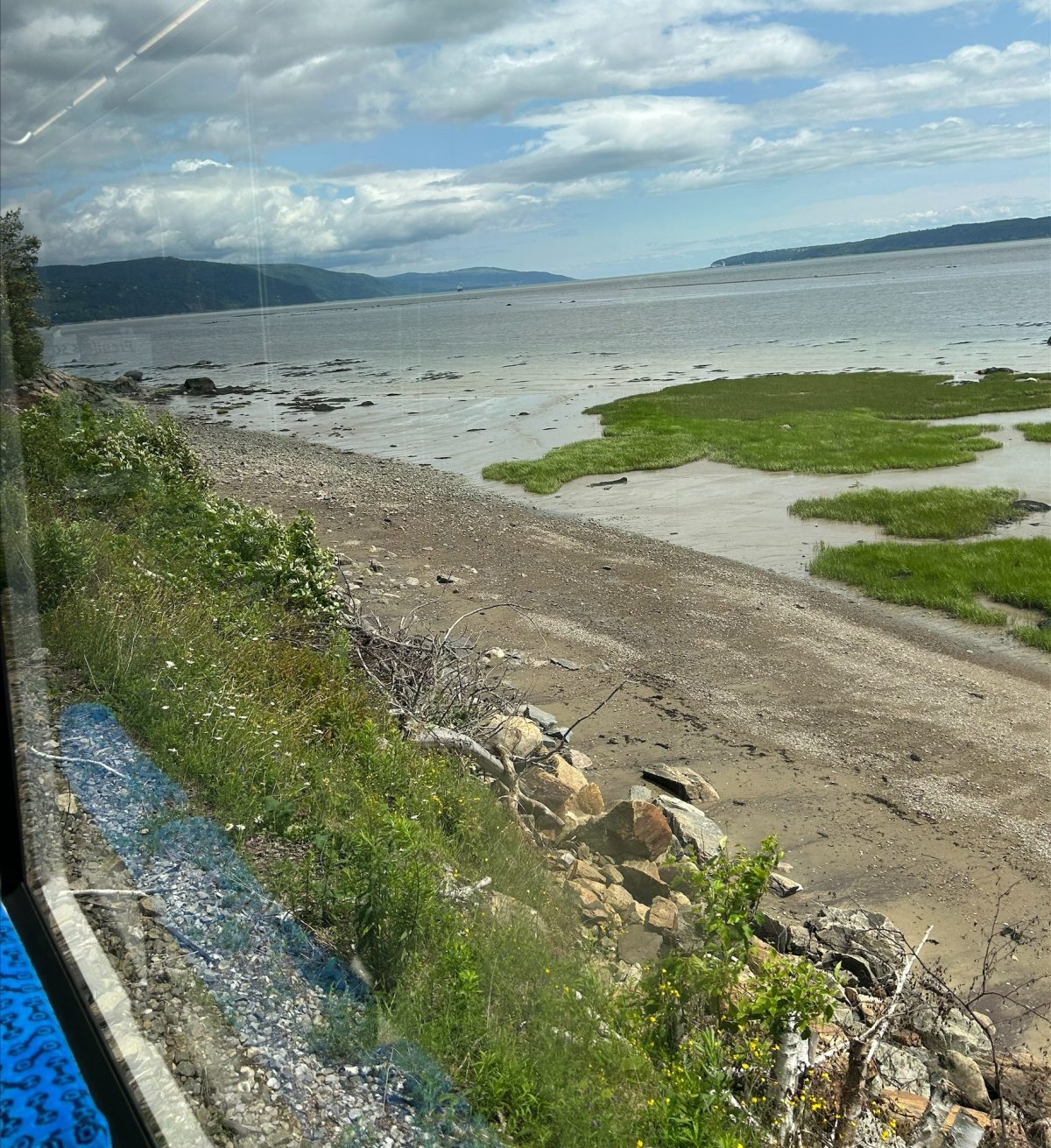 Train de Charlevoix ima pogled na rijeku St. Lawrence i planine u regiji.