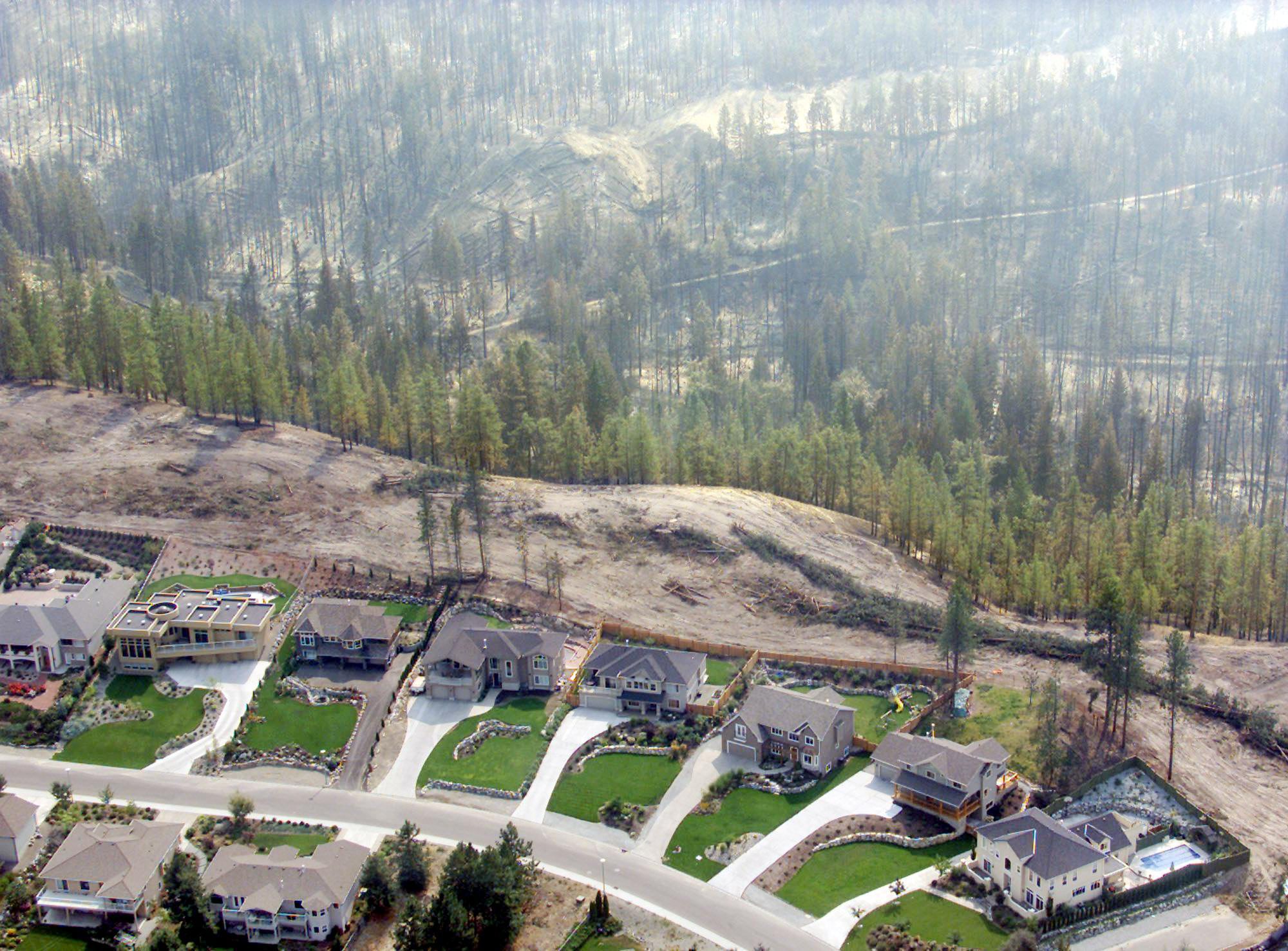 A row of houses can be seen from the air during an aerial tour of Kelowna, B.C., Sunday, Aug. 24, 2003. The Okanagan Mountain Park forest fire tore through the neighbourhood last Friday night.